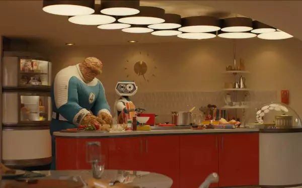 Foto de una escena de la película los 4 Fantásticos que muestra a La Mole (The Thing) cocinando junto a un robot en una cocina retro de los 60.