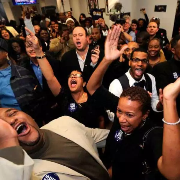 Varias personas celebraron en la peluquería Hyde Park Hair Salon, donde el presidente Barack Obama suele ir a cortarse el pelo.