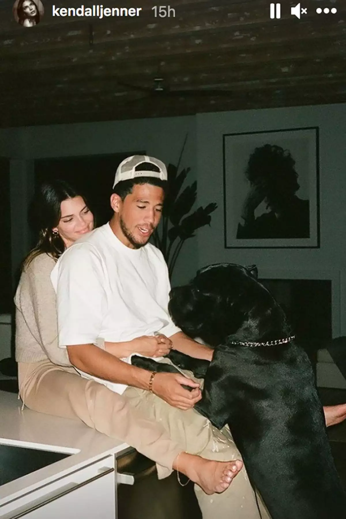 Kendall y Kevin con un perro