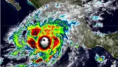 Imagen satelital del huracán Simón sobre el océano Pacífico, frente a las costas de México.