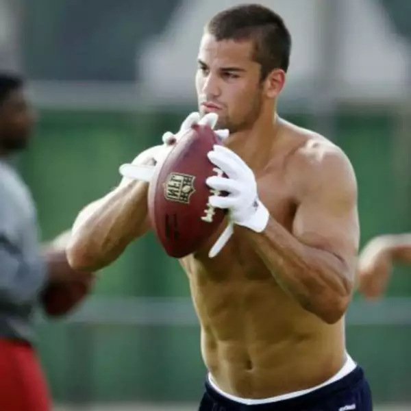 Eric Decker es un jugador de fútbol americano de los Jets y mide 191 cm, además está casado con la cantante country Jesse James.