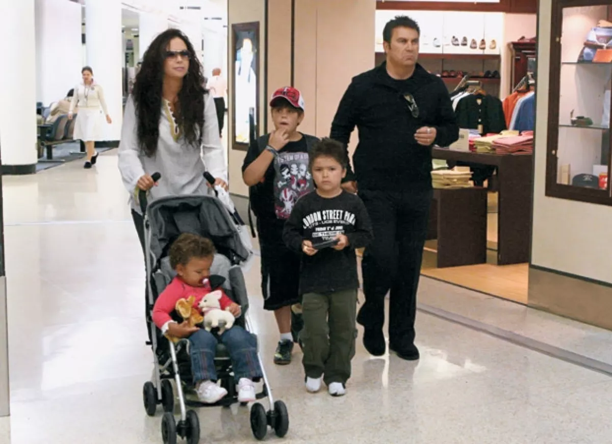 La cantante y su familia en el aeropuerto de Miami en agosto de 2007.