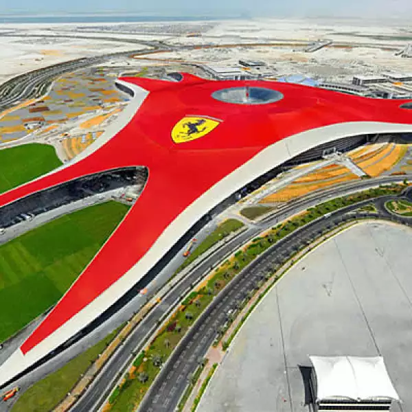 El Ferrari World Abu Dhabi abrió sus puertas el 27 de octubre, con más de 86,000 m2, el espacio que ocuparían siete campos de futbol americano.
