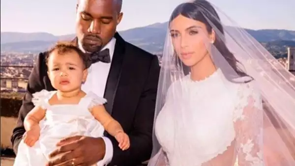 Una imagen ¿o dos? valen más que mil palabras. Kim y Khloe Kardashian publicaron dos muy significativas fotos inéditas del día que Kim y Kanye se juraron amor eterno.