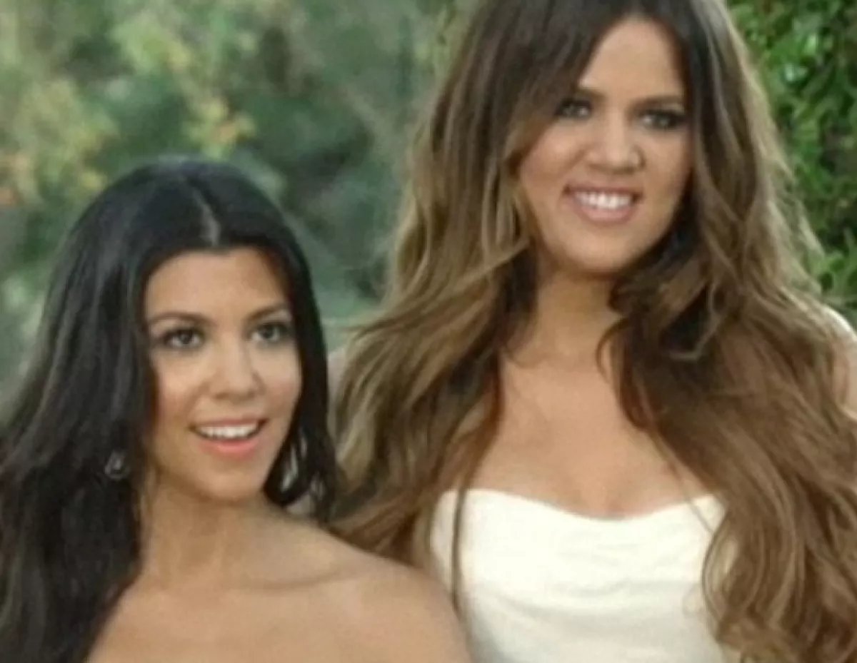 Kourtney y Khloé se vistieron de blanco para la boda.
