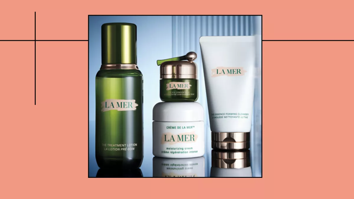 Foto de perfumes y productos de cuidado de la piel para hombres.