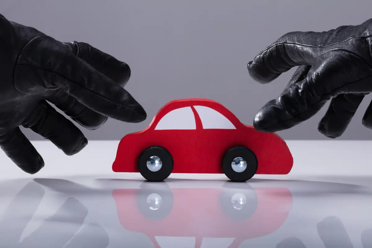 ¿Son los autos rojos más propensos a accidentes y robos?