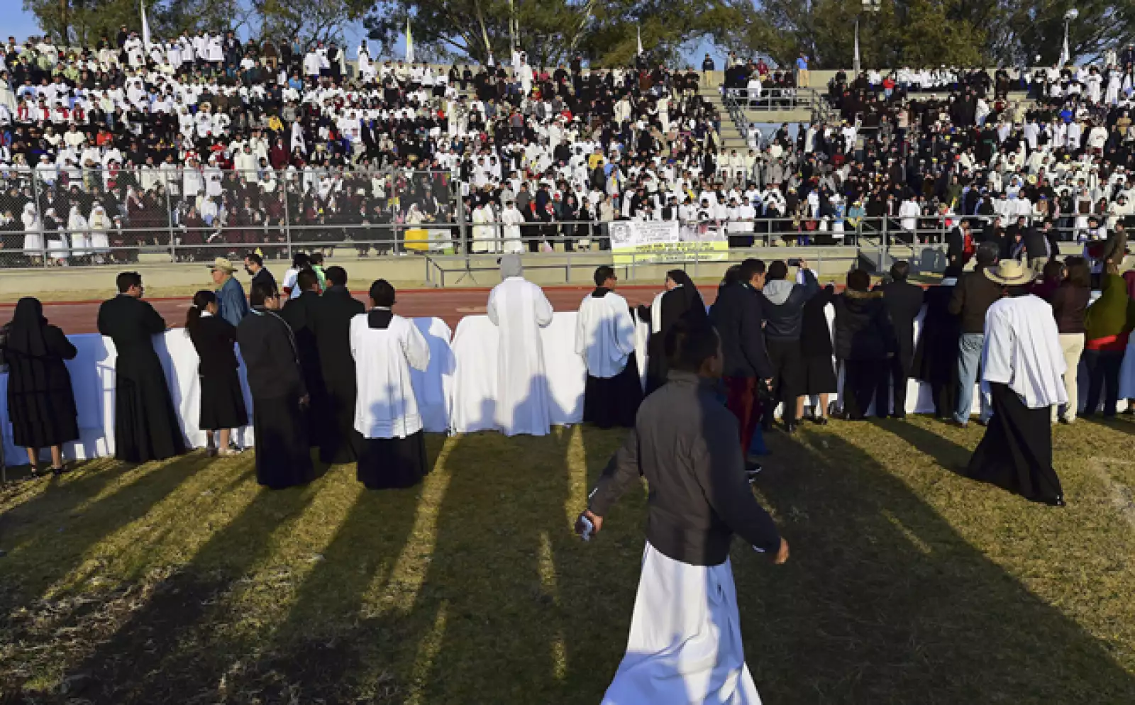 En el estadio Venustiano Carranza se reunieron cerca de 20,000 religiosos para la ceremonia religiosa.