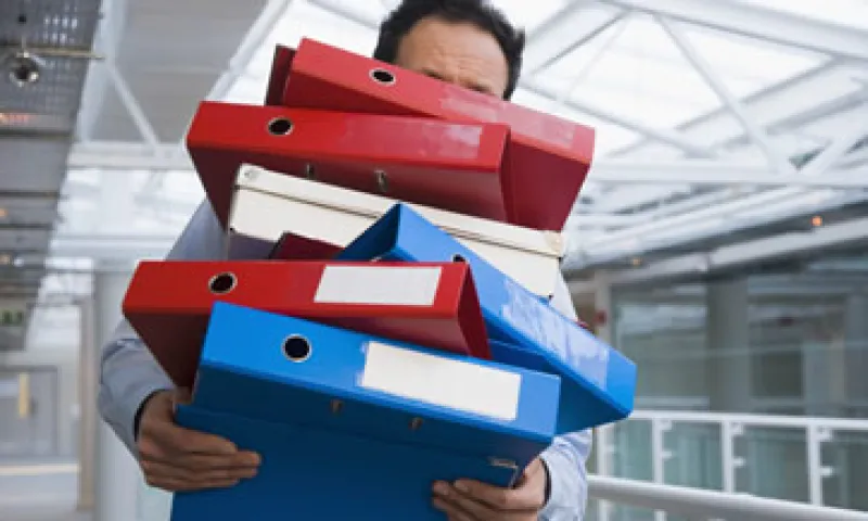 Los adictos al trabajo llegan a sentir culpa por tener momentos de receso y no adelantar más pendientes, advierten los expertos. (Foto: Thinkstock)