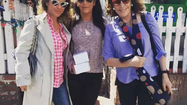 La actriz y la escritora Sabina Berman festejaron los 53 años de la periodista mexicana en Los Ángeles.