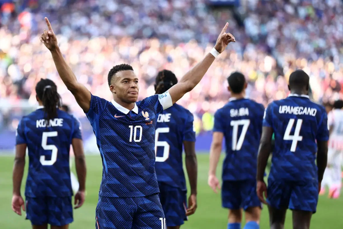 El delantero #10 de Francia, Kylian Mbappe, celebra marcar el primer gol de su equipo durante el partido de octavos de final de la Copa Mundial de 2026 entre Paraguay y Francia en el Estadio de Filadelfia en Filadelfia el 4 de julio de 2026.