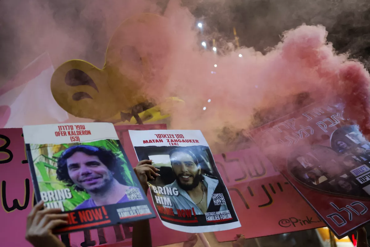 La gente sostiene carteles e imágenes de rehenes secuestrados durante el ataque del 7 de octubre contra Israel por parte de Hamas, durante una protesta contra el gobierno del primer ministro israelí Benjamin Netanyahu y pide la liberación de rehenes en Gaza, en medio del conflicto Israel-Hamas, en Tel Aviv, Israel, el 10 de agosto de 2024.