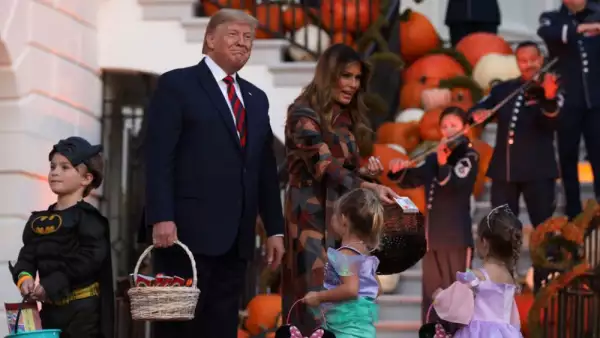 Comportamiento extraño Donald y Melania Trump 1.jpg