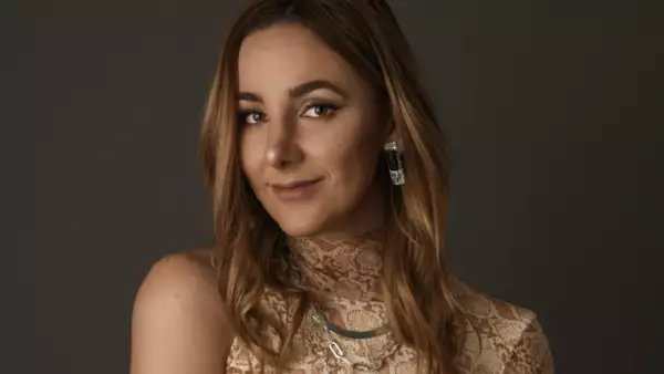 Roberta_Vallina_714x.png