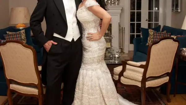 La conductora se casó hace algunas semanas acompañada por sus mejores amigos y nuestros expertos en moda te dicen si su look fue el adecuado.