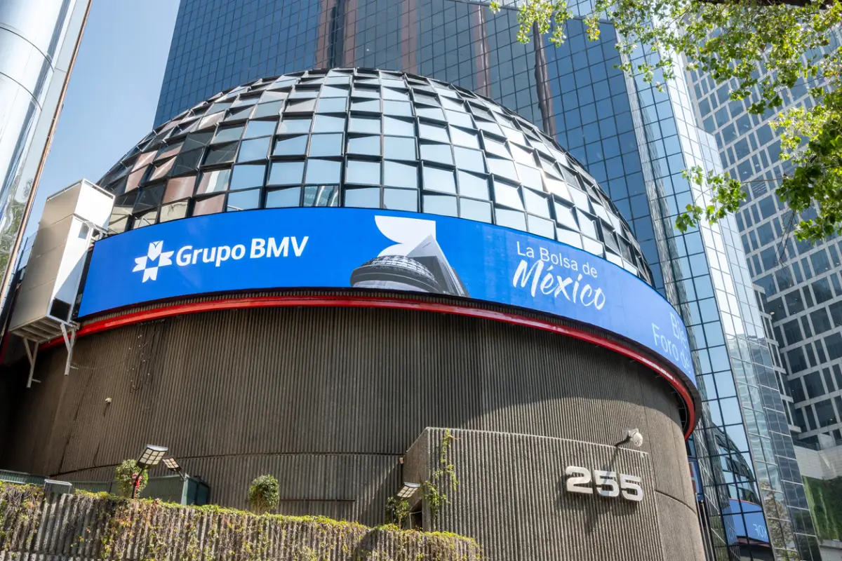 Fachada de la Bolsa Mexicana de Valores (BMV) en Ciudad de México, donde cotizan las acciones de Grupo Traxión.