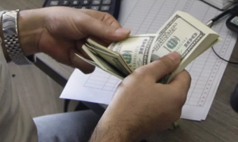 El tipo de cambio es de 13.1793 pesos para solventar obligaciones denominadas en moneda extranjera.   (Foto: AP)