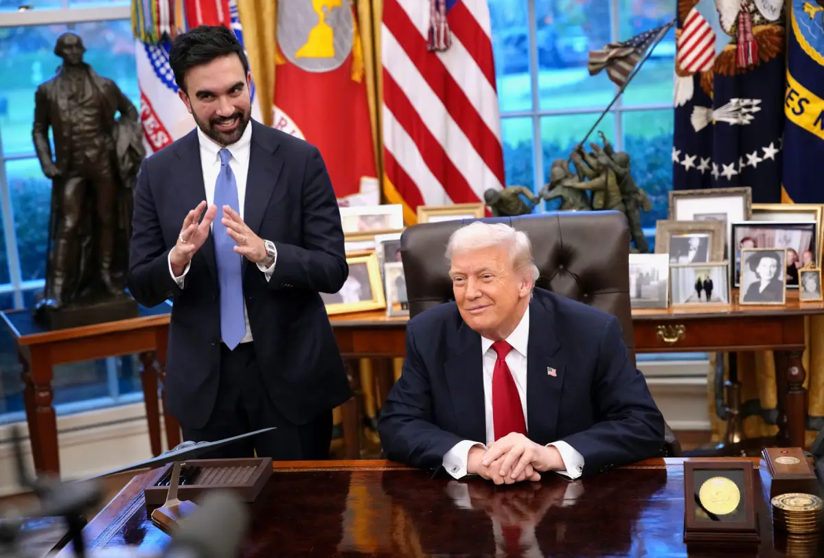 El presidente de los Estados Unidos, Donald Trump, se reúne con el alcalde electo de la ciudad de Nueva York, Zohran Mamdani (izquierda) en la Oficina Oval de la Casa Blanca el 21 de noviembre de 2025 en Washington, DC. Trump felicitó a Mamdani por su victoria electoral cuando los dos oponentes políticos se reunieron para discutir políticas para la ciudad de Nueva York, incluida la asequibilidad, la seguridad pública y la aplicación de la aplicación de la inmigración.