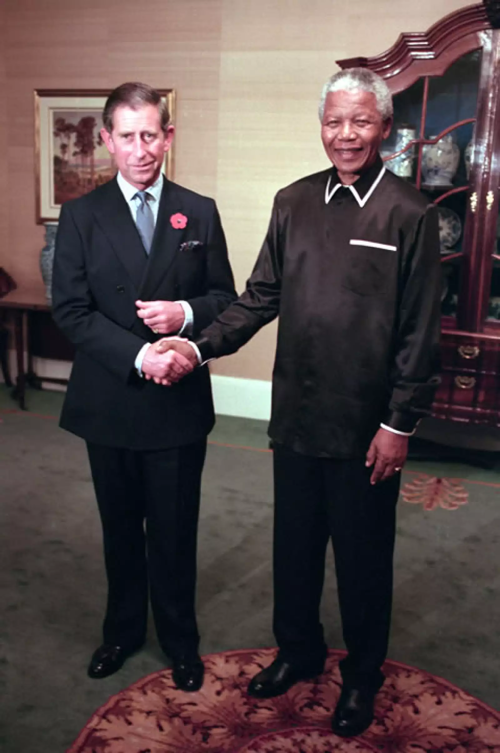 El príncipe Carlos de Inglaterra conoció a Mandela durante su visita oficial a Sudáfrica en 1990.
