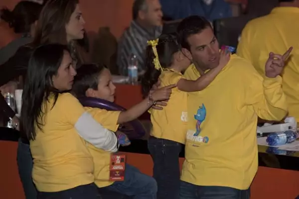 Aquí con su esposa Berenice Yaber y sus dos hijos durante el Teletón 2011.