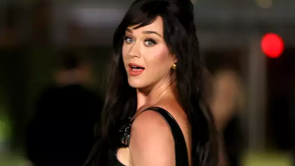 Katy Perry lanza pizza al público en Las Vegas