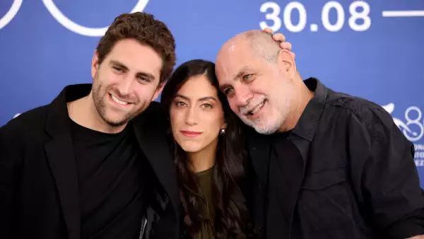 Santiago, Mariana y Guillermo Arriaga posan en la alfombra roja del Festival de Cine de Venecia.