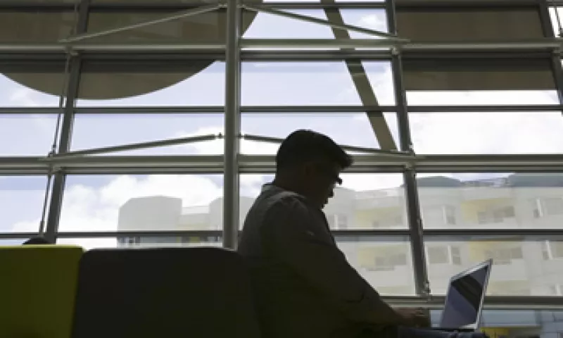 El software mapea las sombras de las yemas de los dedos que tocan la tableta o smartphone.  (Foto: Reuters)