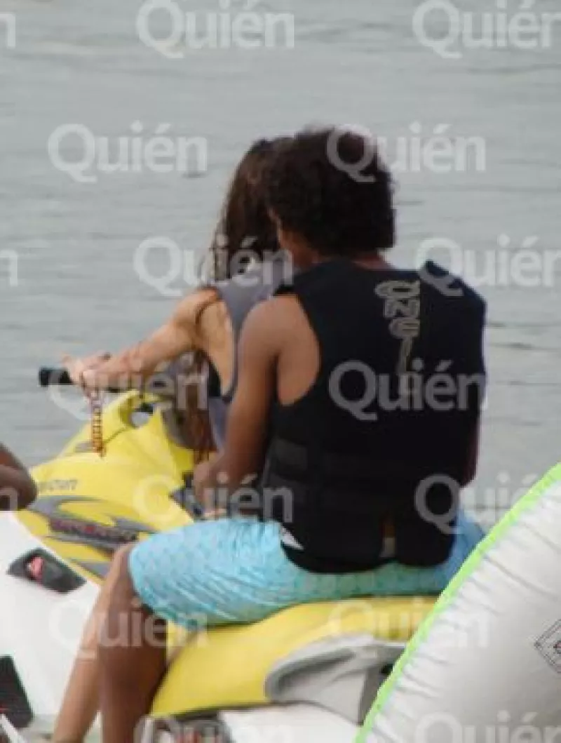 El puerto fue el indicado para que los jóvenes se dejaran ver como pareja, aunque ninguno de los dos ha dicho públicamente si andan o no.