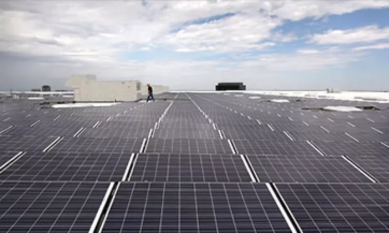 A medida que una ola de paneles solares se dirigía al mercado, la crisis de deuda golpeó a Europa y frenó los subsidios gubernamentales. (Foto: Cortesía CNNMoney)