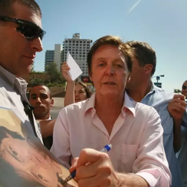 mccartney firma un autografo en israel 