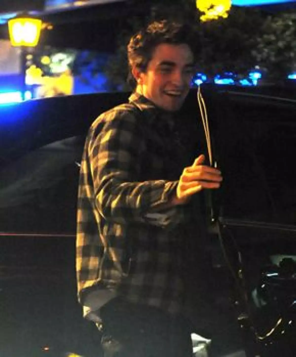 El protagonista de ‘Crepúsculo’ y sus compañeros de la película aprovecharon su descanso para divertirse fuera del set en donde filman la segunda parte de la saga.