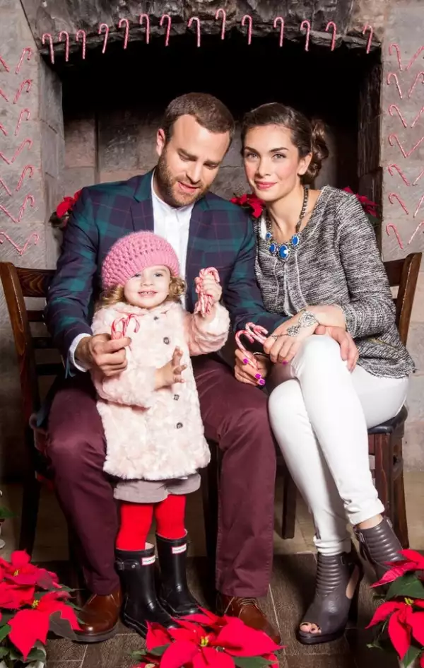 Max Villegas, María de la Fuente y su hija Victoria en el restaurante Jajalpa de la Hacienda de Jajalpa. Maquillaje por Bobbi Brown Cosmetics. Peinado por Berenice Malpika para Revlon Professional. Esmaltado por Jessica Nails. Styling por Raúl Álvarez. Max Villegas: outfit by H&M. María de la Fuente: Blusa - Benetton, Abrigo - Benetton, Pantalón - Guess, Zapatos - H&M. Victoria: Abrigo - Benettón.