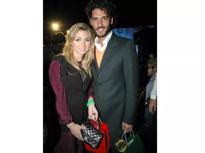 La esposa del actor, Karla Guindi, nos confesó que en las labores domésticas es él quien le gana, pues es un hombre muy disciplinado.
