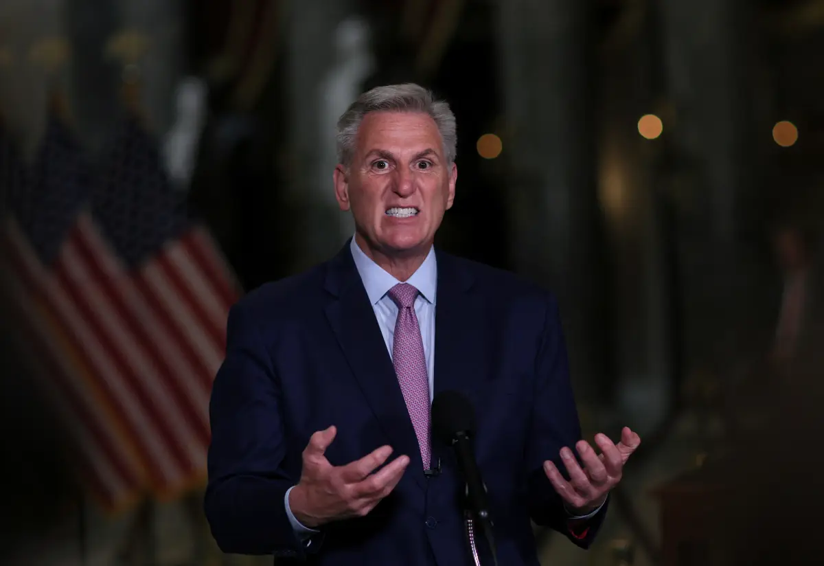 El presidente de la Cámara de Representantes de los Estados Unidos, Kevin McCarthy, tiene una disponibilidad para los medios de comunicación en Statuary Hall en el edificio del Capitolio de los Estados Unidos en Washington, EE. UU., el 19 de julio de 2023.