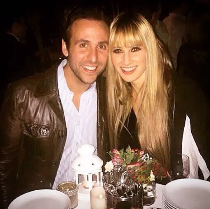 En un video que el grupo compartió, se ve como la cantante pensó que se encontraba en una entrevista cuando apareció su novio para pedirle su mano.