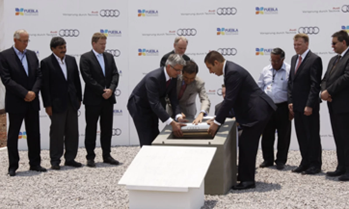 Directivos de la firma y funcionarios colocaron la primera piedra y una cápsula del tiempo. (Foto: Notimex)