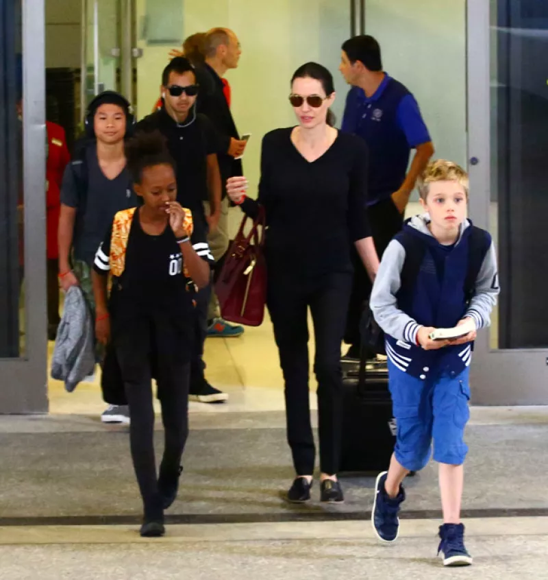 Shiloh Jolie-Pitt se ha caracterizado desde pequeña por su estilo tomboy y ahora llama la atención por llevar el pelo muy corto, como sus hermanos varones.