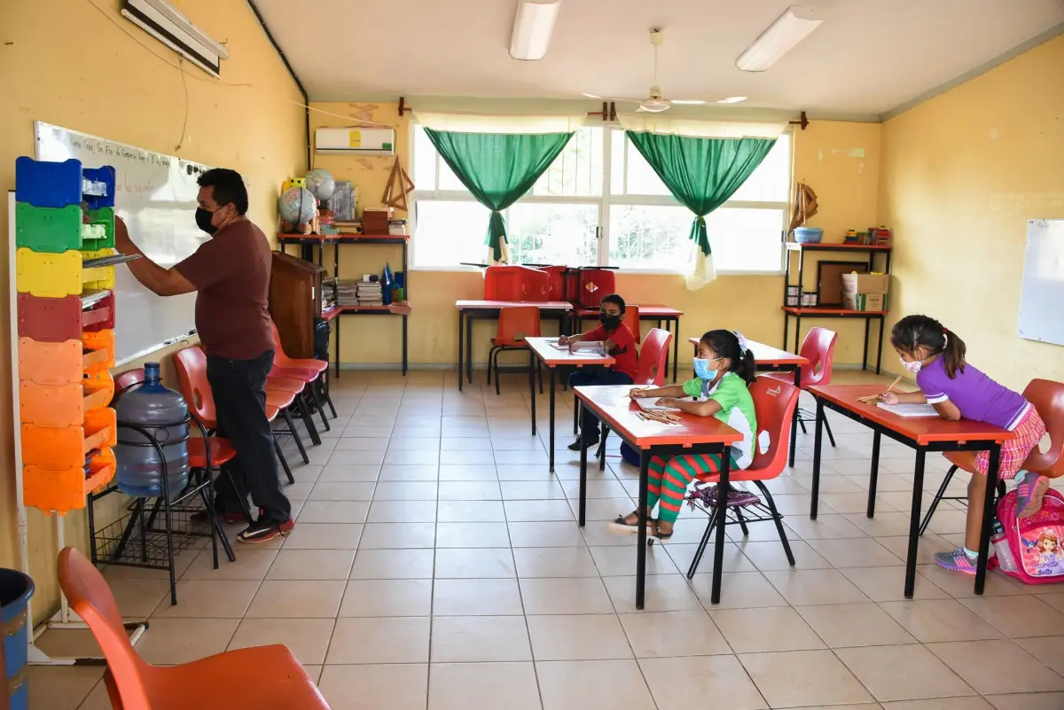 Niños toman clases presenciales en grupos reducidos y con cubrebocas en la comunidad de Carlos Cano, Campeche.