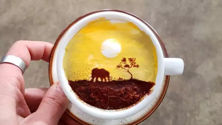 Un camarero surcoreano replica grandes obras de arte en pequeñas tazas de café