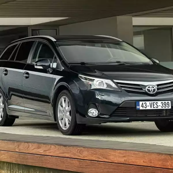 Las luces del auto tienen un sistema que les permite girar conforme el vehículo da vuelta en una curva, para facilitar la visión del conductor.