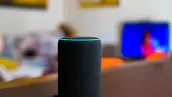 Fotografía en primer plano de un dispositivo Alexa, de Amazon.