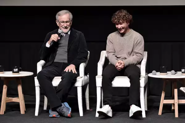 Steven Spielberg y Gabriel LaBelle en la conferencia de prensa de The Fabelmans durante la edición 2022 del Toronto International Film Festival. 