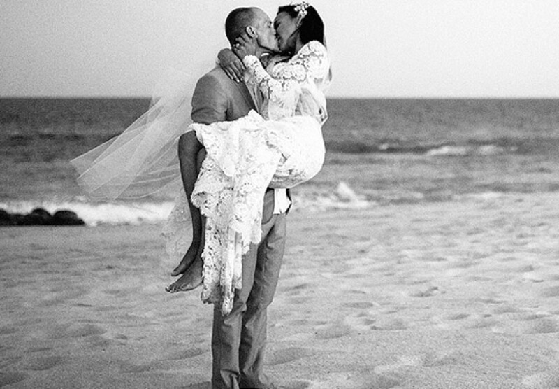 La revista People publicó algunas imágenes de la boda que se llevó a cabo el sábado pasado en Cabo San Lucas.