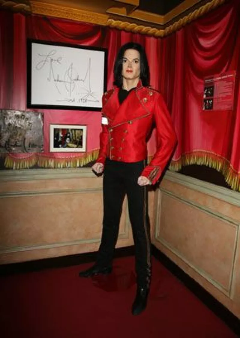 La celebración en el museo de cera inició desde muy temprano con música del cantante fallecido el pasado 25 de junio, actuaciones en vivo de personajes vestidos como él.