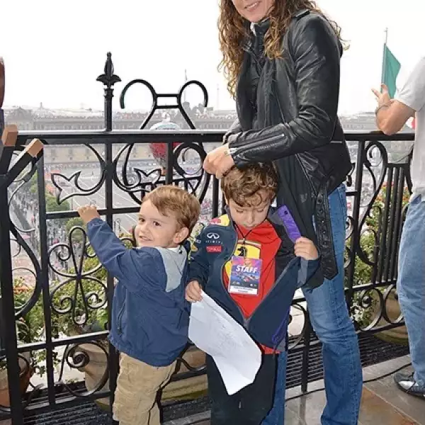 Bruno y Jerónimo González López con Tania López.