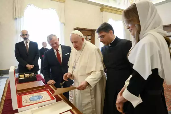 La reina Rania de Jordania impacta en su vista al Vaticano
