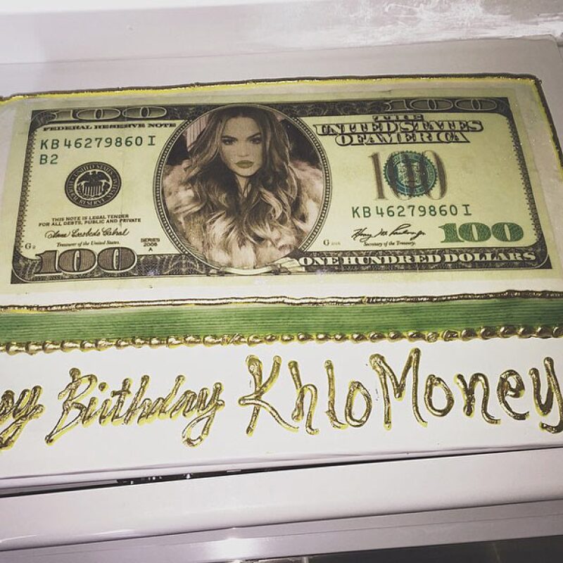 La encargada del pastel fue ni más ni menos que Kylie, quien publicó un vistazo del aspecto de éste antes de soplarle a las velitas.