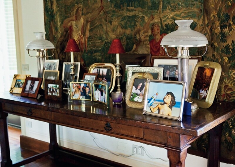CON HISTORIA. La casa está llena de fotos de diferentes personalidades con las que ha tenido relación, como la reina Isabel II y Condoleezza Rice.
