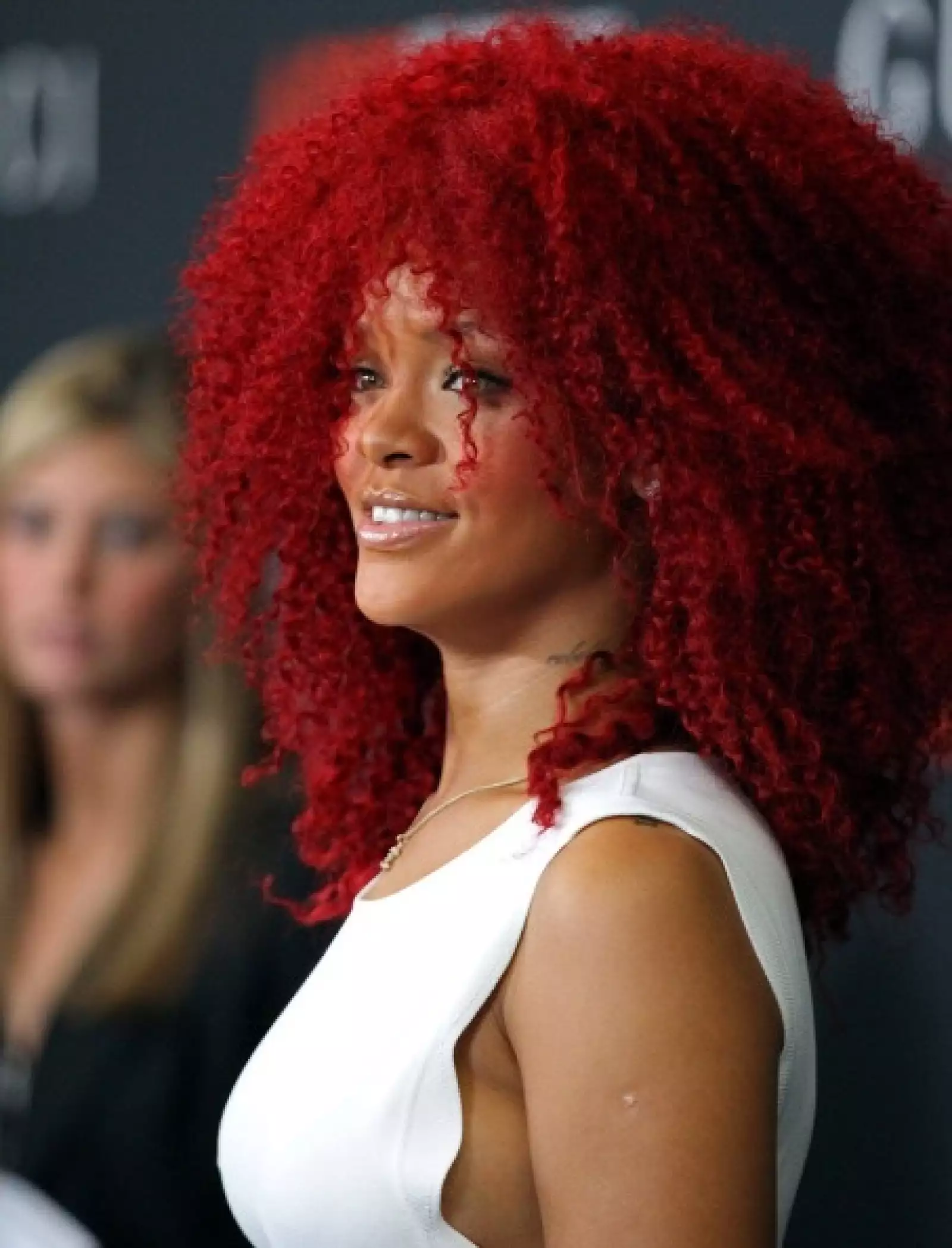 Los colores rojizos sin duda son sus favoritos y lo lució increíble con este afro de rizos muy definidos.