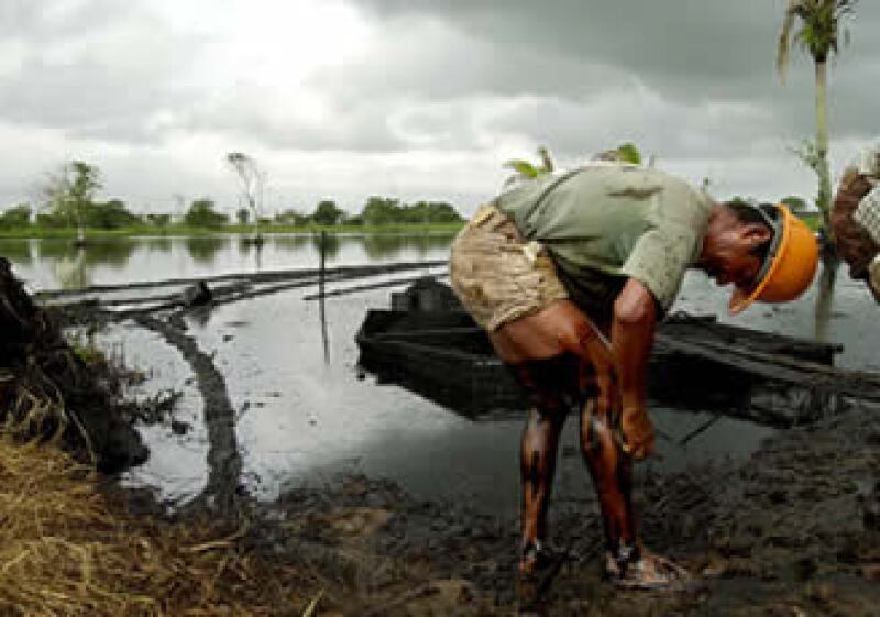 Pemex clausuró 396 tomas clandestinas en 2008 y 19 en lo que va de 2009. (Foto: AP)
